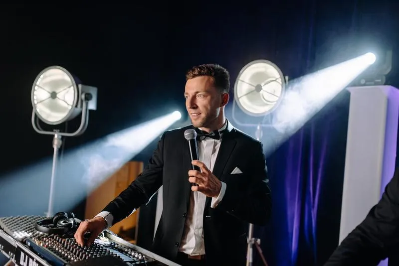 Czy wiesz, ile zarabia DJ za noc? Sprawdź zaskakujące fakty o stawkach w Polsce!